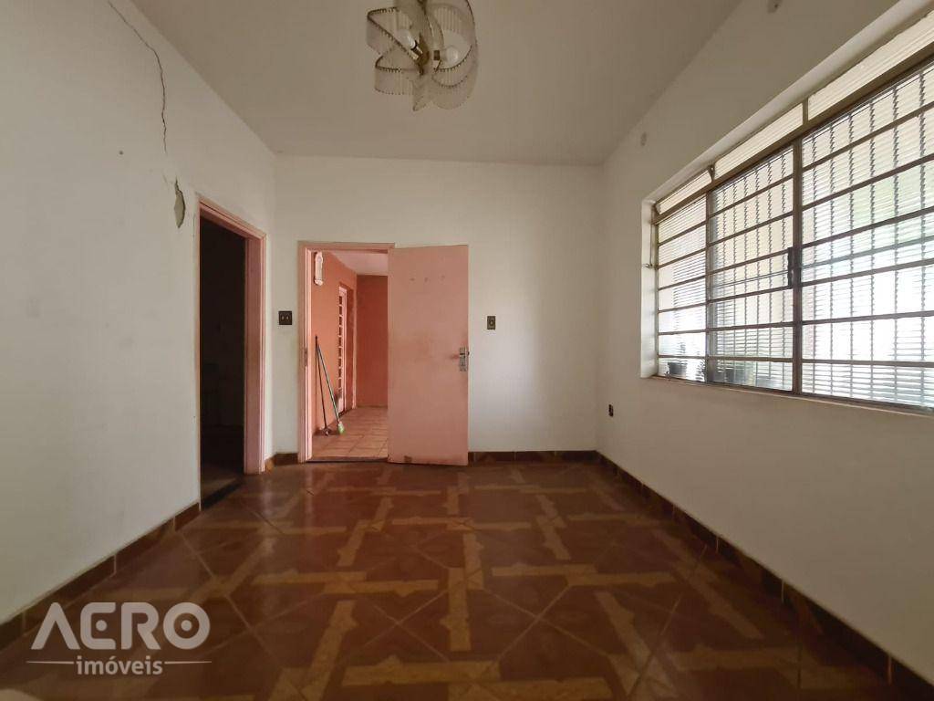 Casa à venda com 3 quartos, 210m² - Foto 3