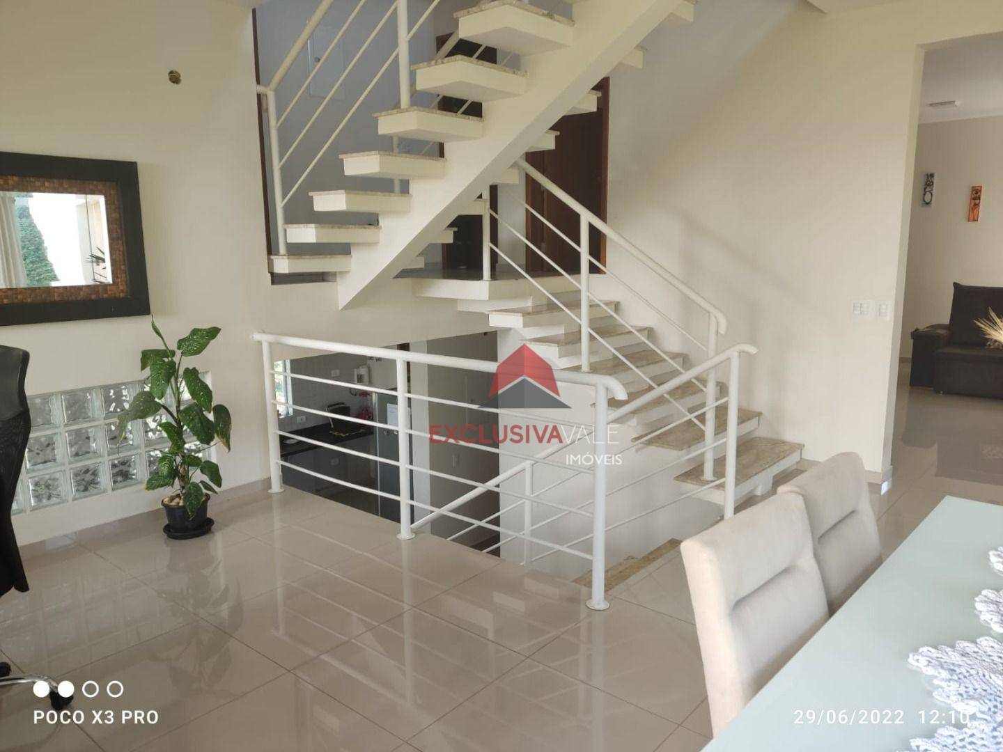 Casa de Condomínio à venda com 3 quartos, 300m² - Foto 3