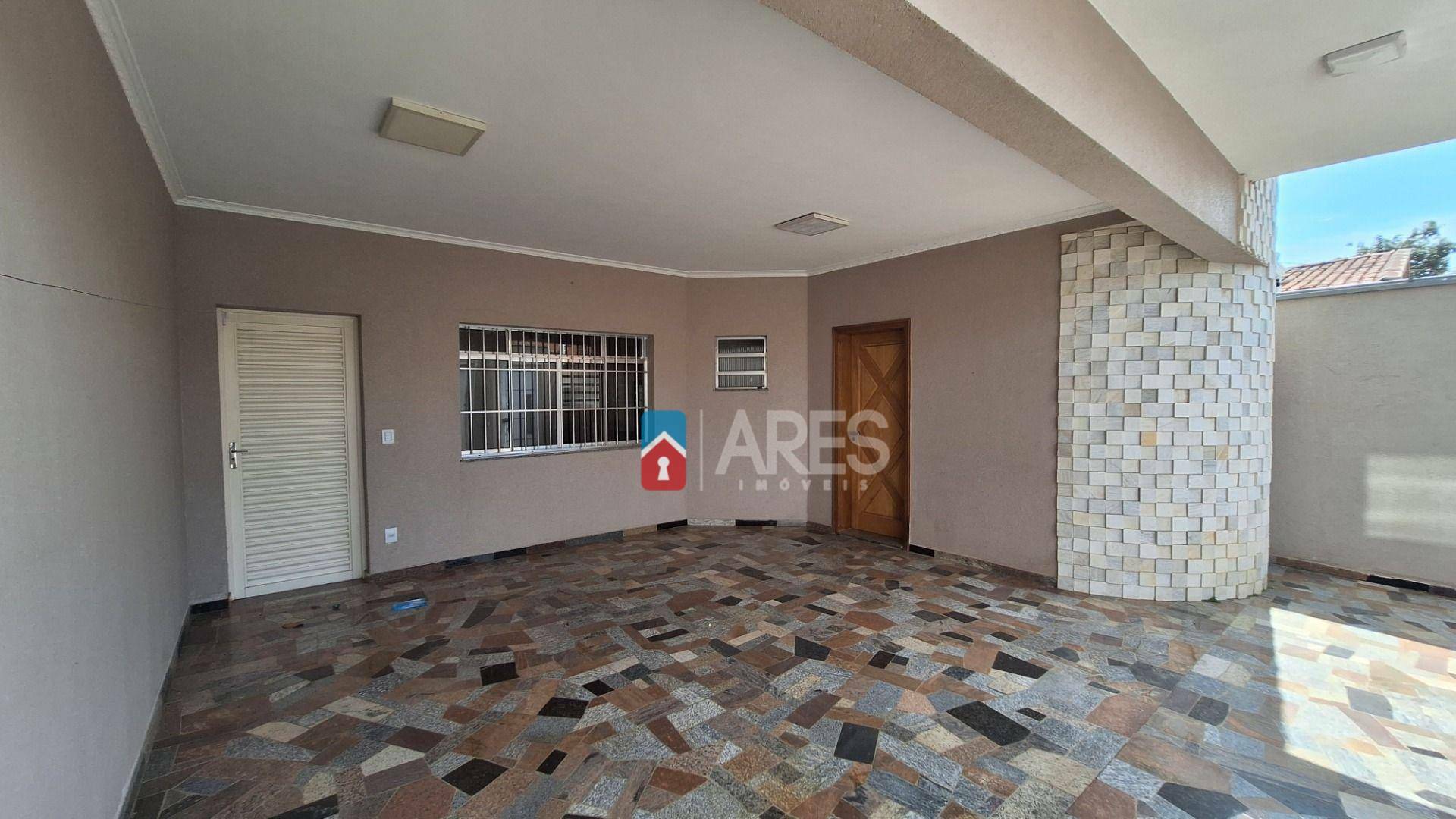 Casa à venda com 3 quartos, 221m² - Foto 2