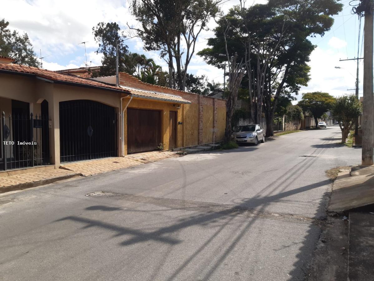 Casa à venda com 4 quartos, 200m² - Foto 2