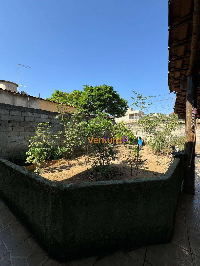 Casa à venda com 2 quartos, 100m² - Foto 2