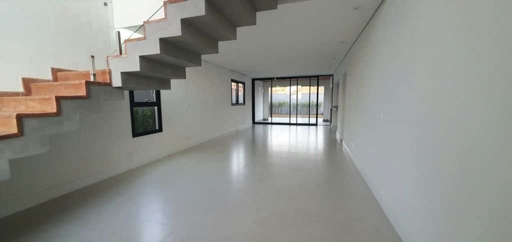 Casa à venda com 3 quartos, 300m² - Foto 2