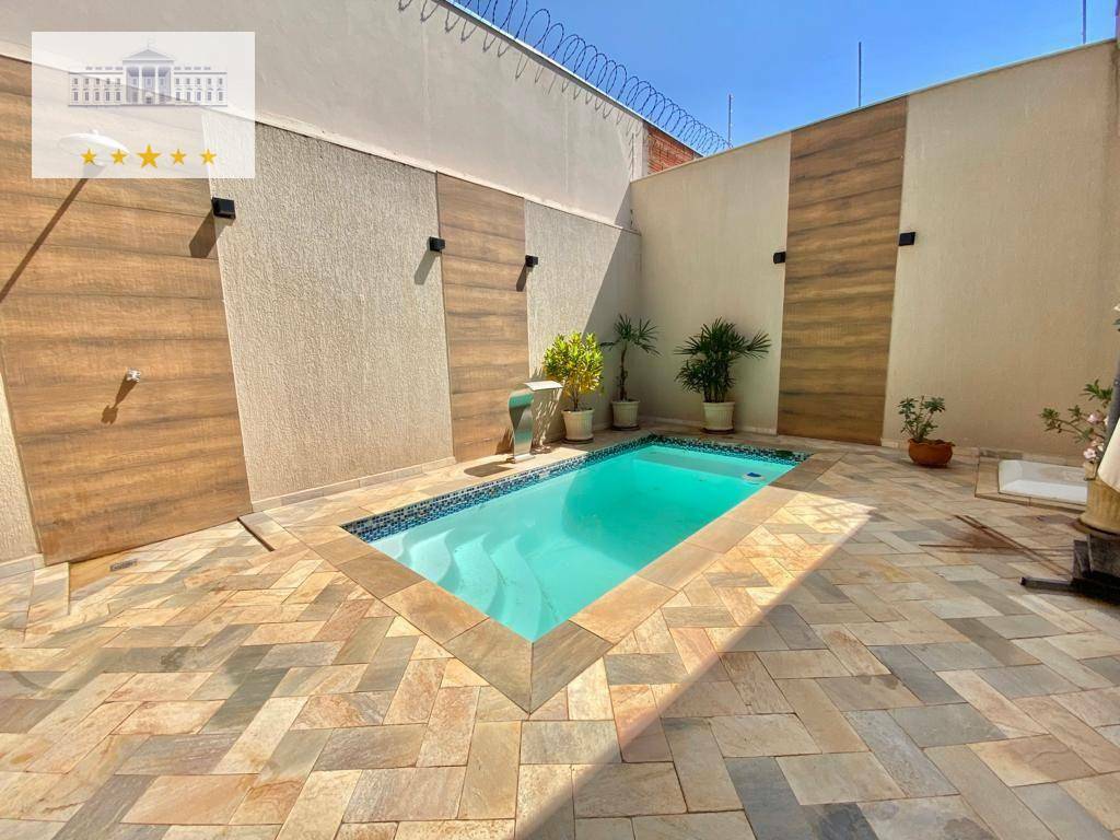 Casa à venda com 3 quartos, 186m² - Foto 1