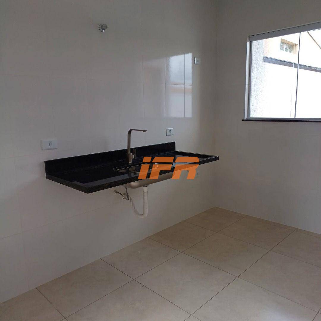 Casa à venda com 2 quartos, 70m² - Foto 4