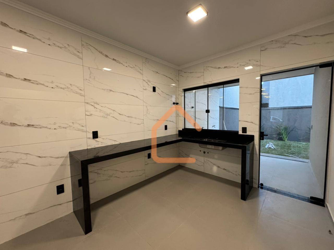 Casa à venda com 3 quartos, 92m² - Foto 1