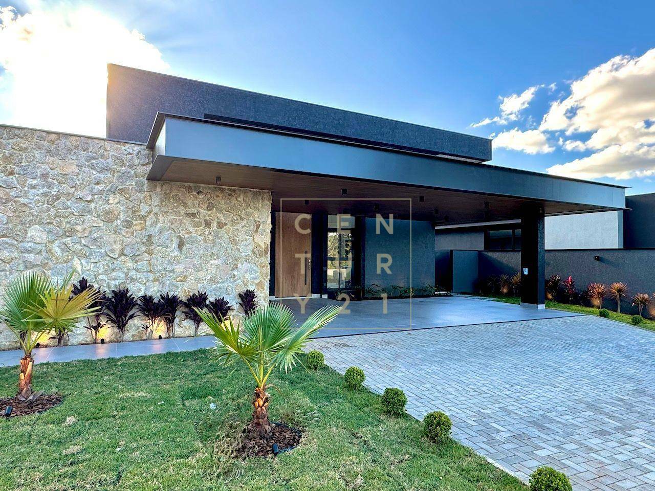 Casa de Condomínio à venda com 4 quartos, 450m² - Foto 1