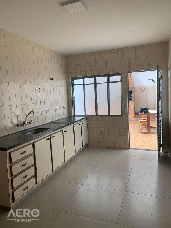 Casa para alugar com 2 quartos, 200m² - Foto 13