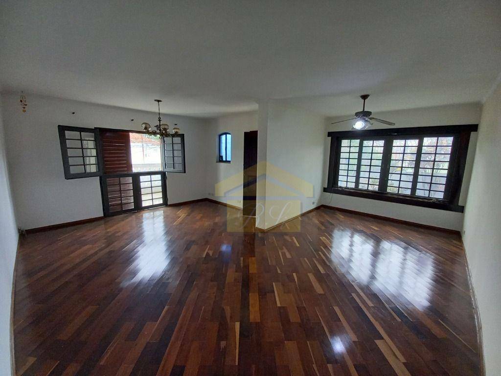 Casa à venda e aluguel com 3 quartos, 220m² - Foto 1