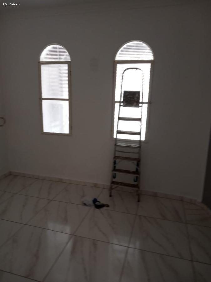 Casa para alugar com 2 quartos, 250m² - Foto 4