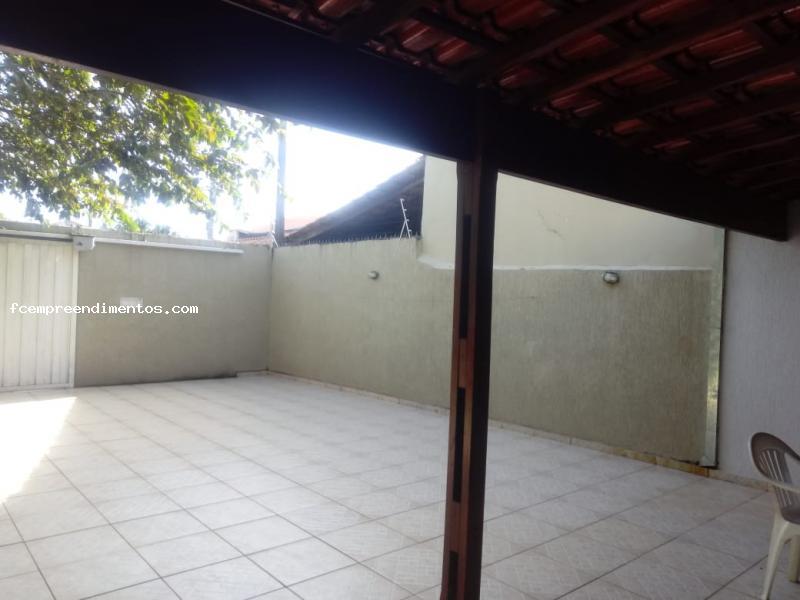 Casa à venda com 2 quartos, 140m² - Foto 1