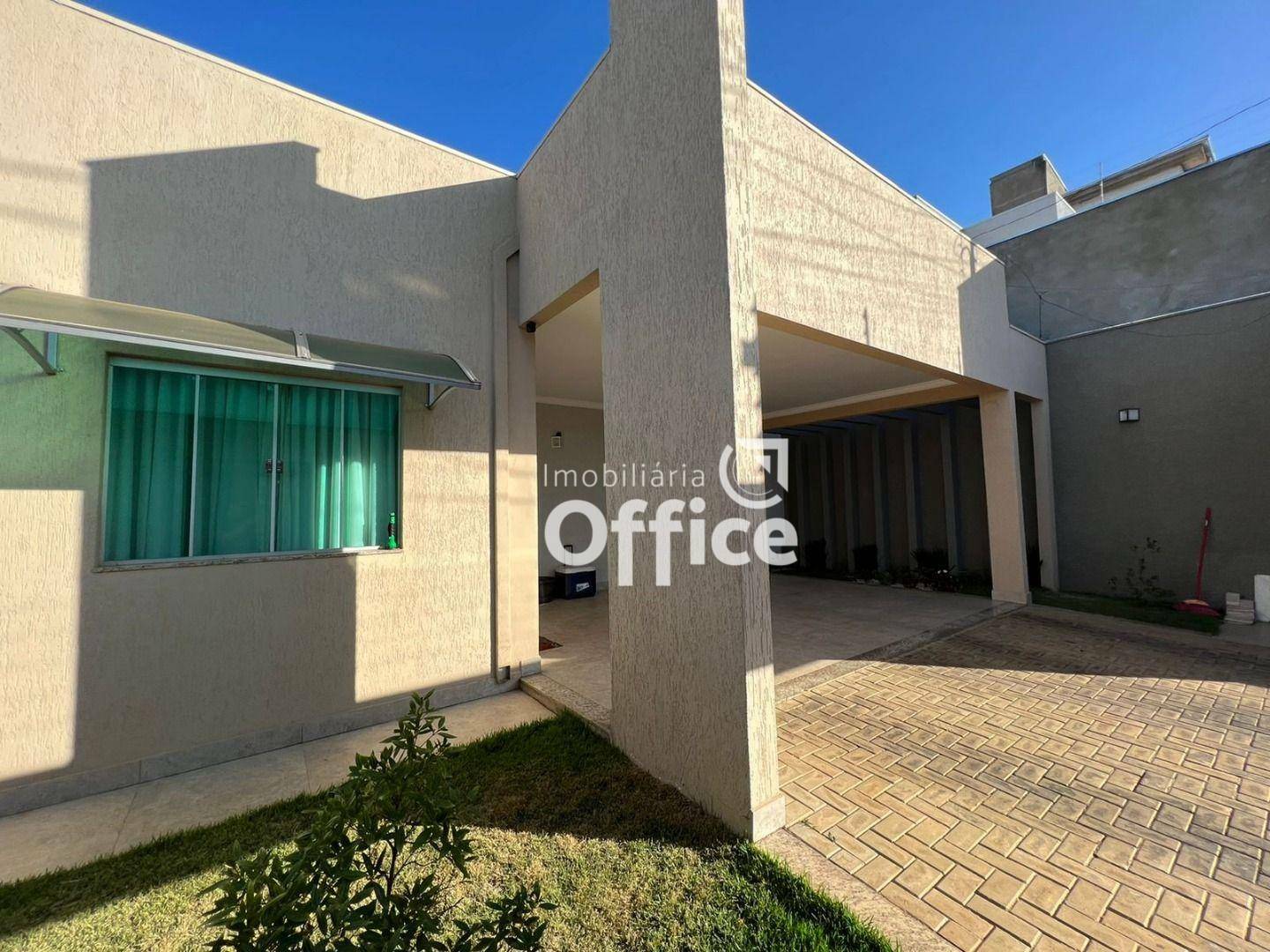 Casa à venda com 3 quartos, 236m² - Foto 1