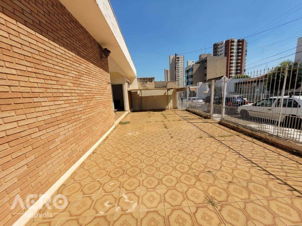 Casa à venda com 3 quartos, 208m² - Foto 1