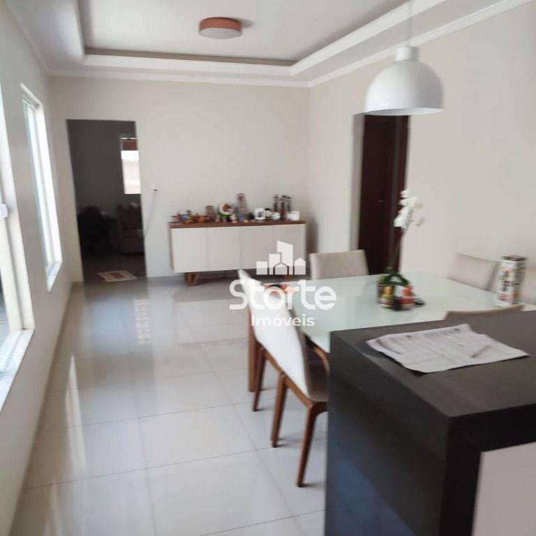 Casa à venda com 3 quartos, 180m² - Foto 2