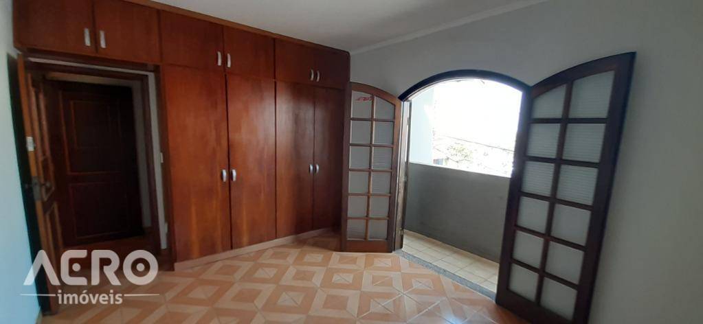 Casa à venda com 3 quartos, 490m² - Foto 1