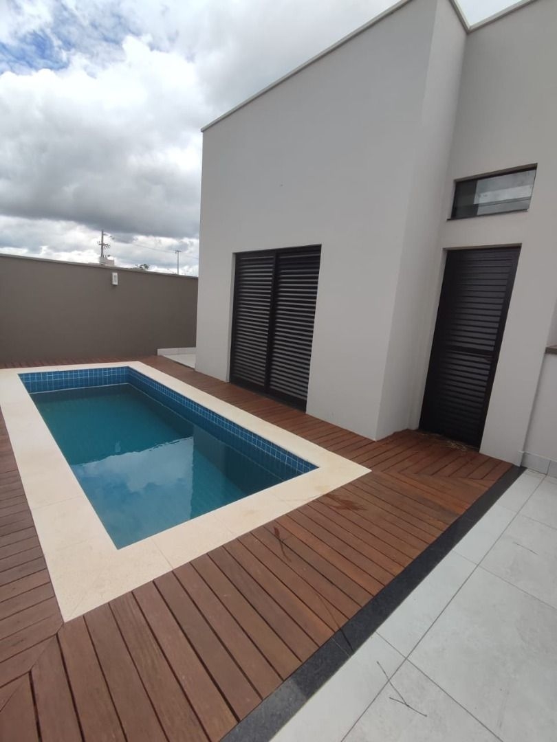 Casa à venda com 3 quartos, 200m² - Foto 1