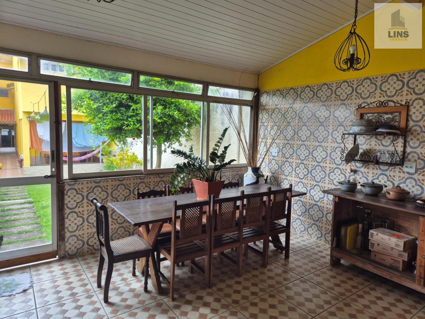 Sobrado à venda com 4 quartos, 236m² - Foto 1