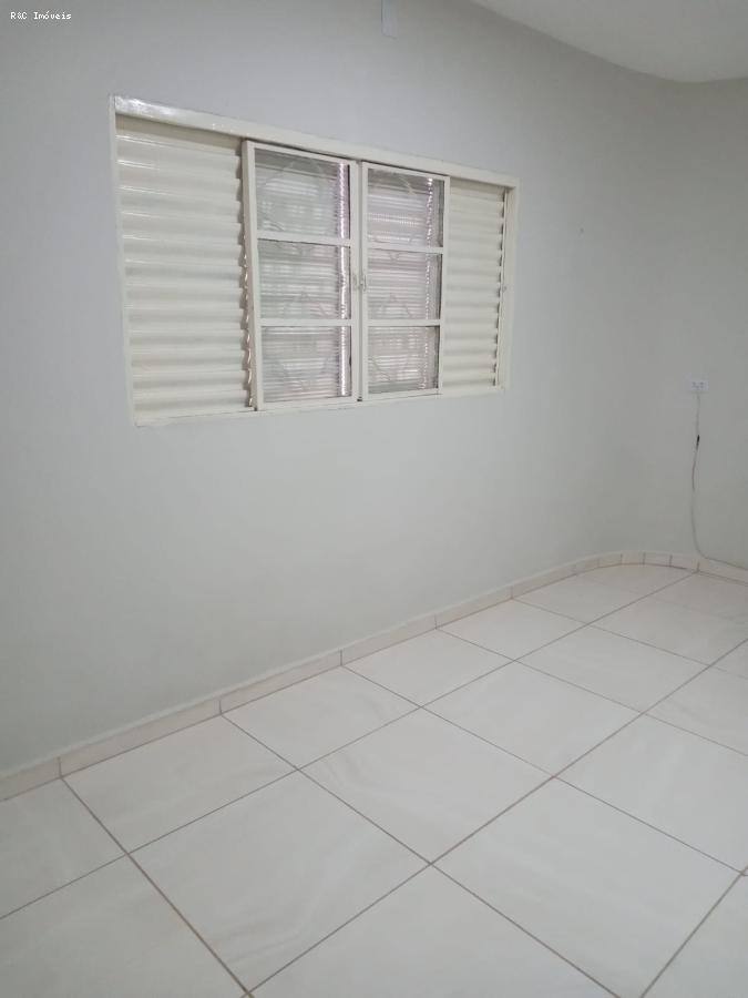 Casa para alugar com 2 quartos, 250m² - Foto 12