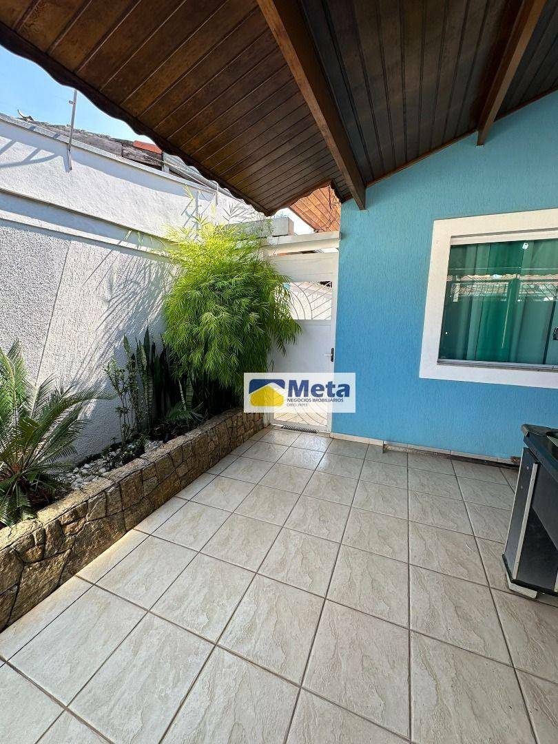 Casa à venda com 3 quartos, 250m² - Foto 2