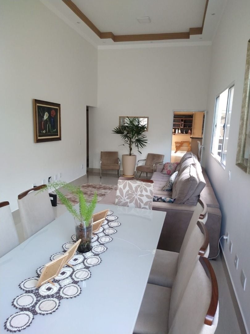 Casa à venda com 3 quartos, 190m² - Foto 1