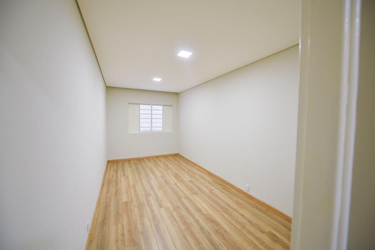 Casa à venda e aluguel com 3 quartos, 190m² - Foto 1