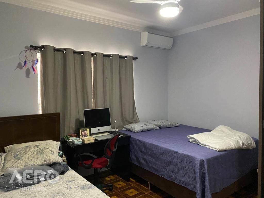 Casa à venda com 4 quartos, 250m² - Foto 2