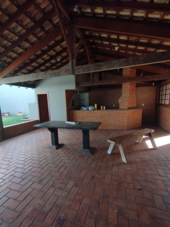 Casa para alugar com 5 quartos, 360m² - Foto 2