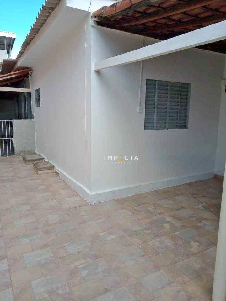 Casa à venda com 2 quartos, 60m² - Foto 2