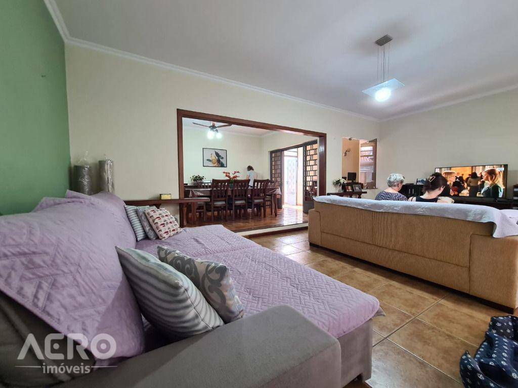 Casa à venda com 3 quartos, 280m² - Foto 2