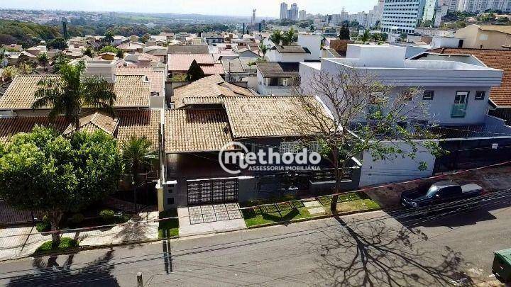 Casa à venda com 3 quartos, 236m² - Foto 1