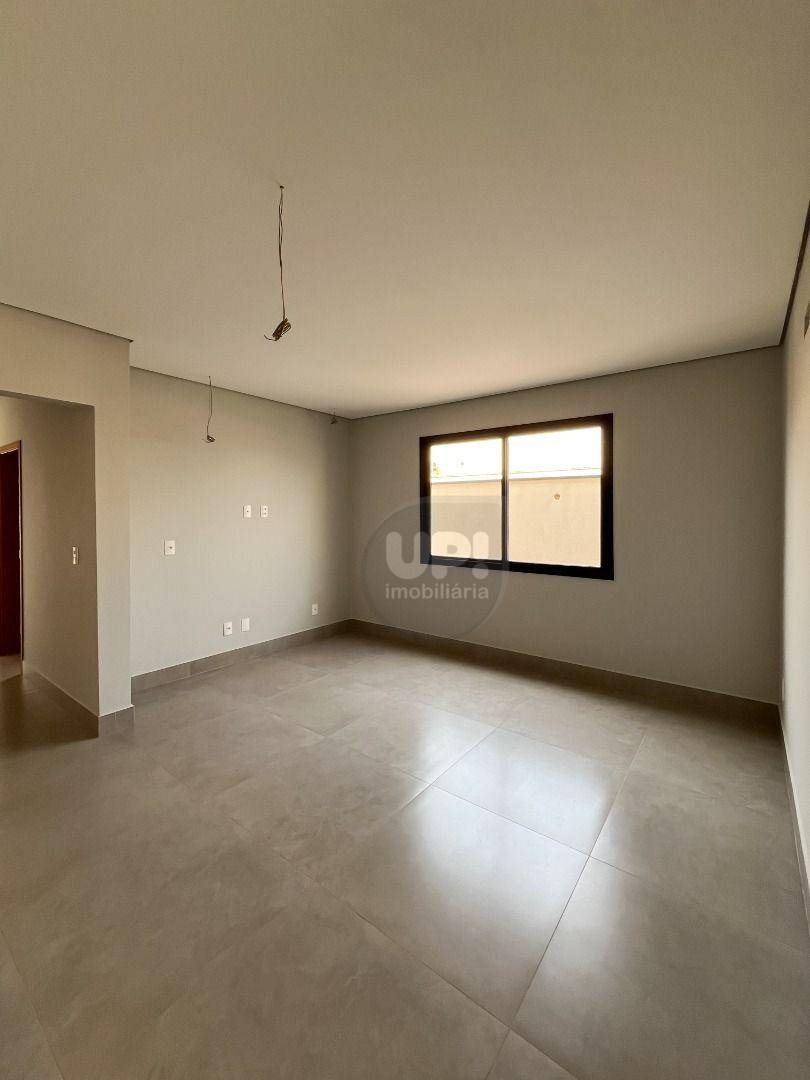 Casa de Condomínio à venda com 3 quartos, 200m² - Foto 2