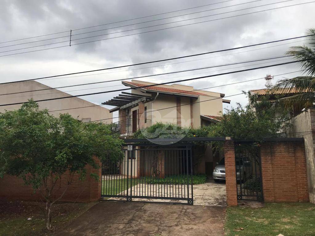 Casa à venda com 4 quartos, 217m² - Foto 1