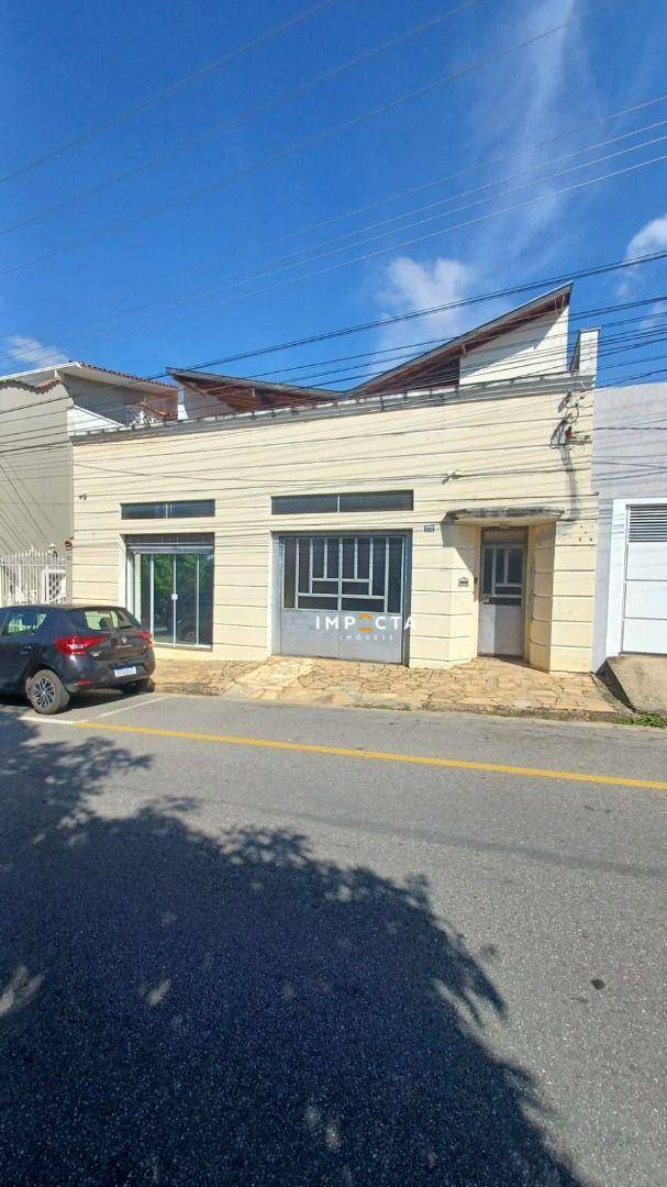 Casa à venda com 3 quartos, 197m² - Foto 1