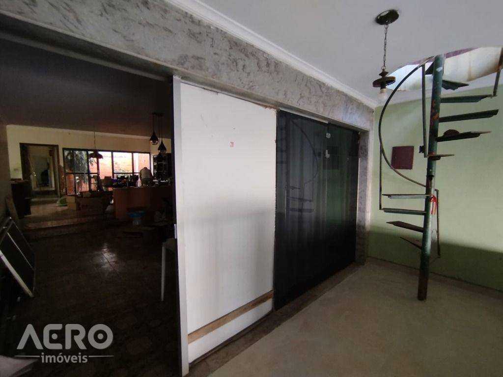 Casa para alugar com 4 quartos, 350m² - Foto 3