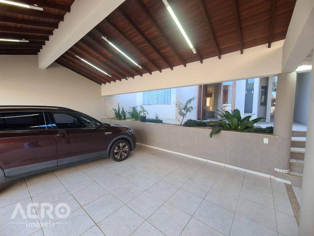 Casa à venda com 3 quartos, 340m² - Foto 3