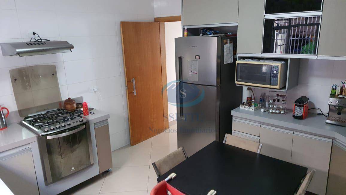 Sobrado à venda com 3 quartos, 130m² - Foto 1