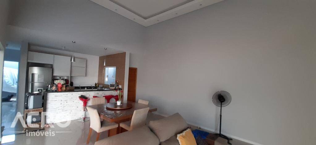 Casa à venda com 3 quartos, 210m² - Foto 1