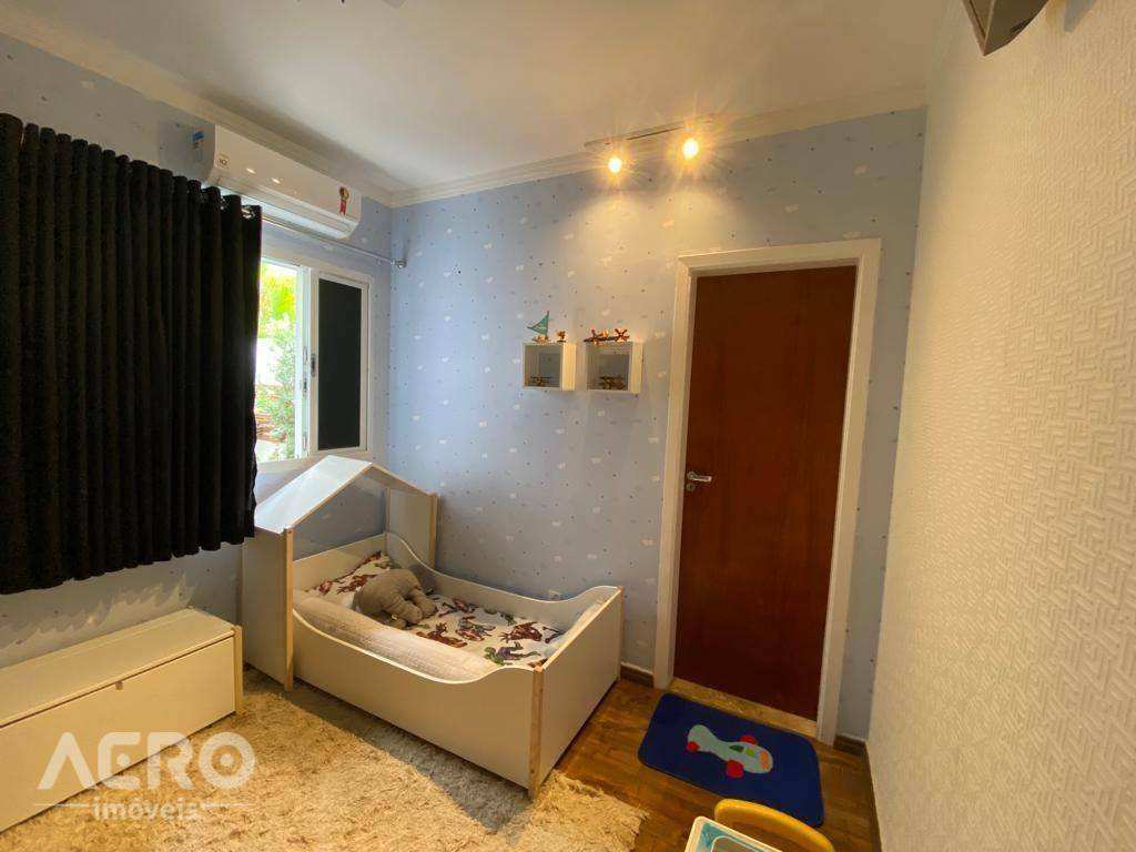 Casa à venda com 3 quartos, 258m² - Foto 3