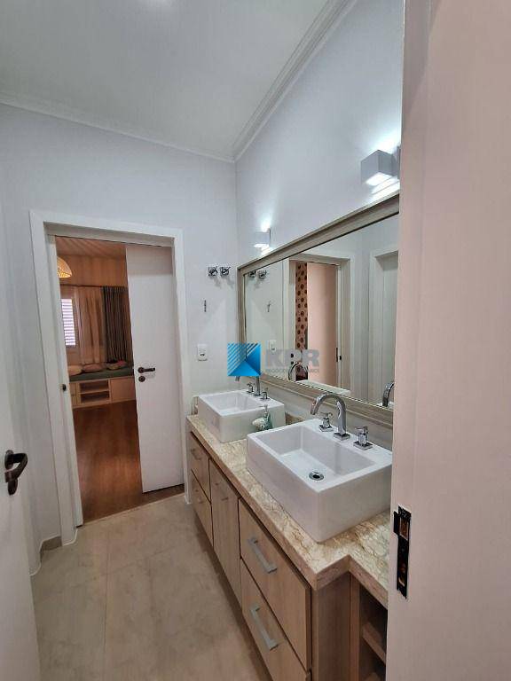 Casa de Condomínio para alugar com 4 quartos, 245m² - Foto 32