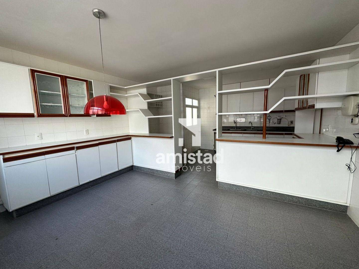 Casa para alugar com 6 quartos, 280m² - Foto 9