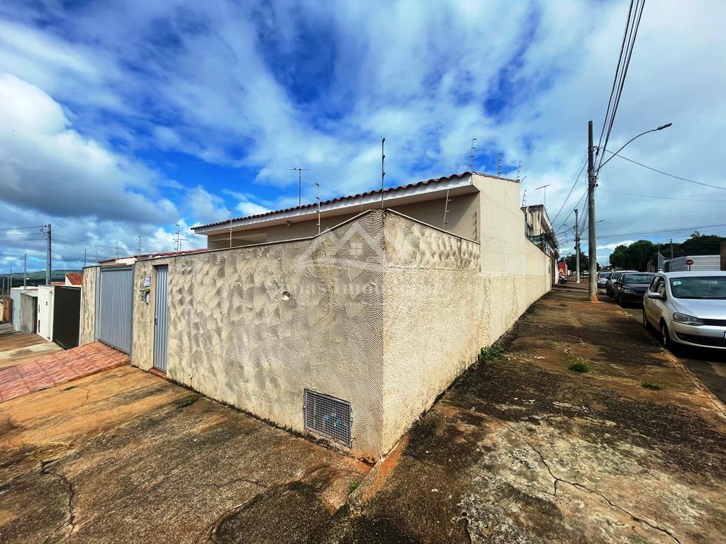 Casa à venda com 3 quartos, 248m² - Foto 1