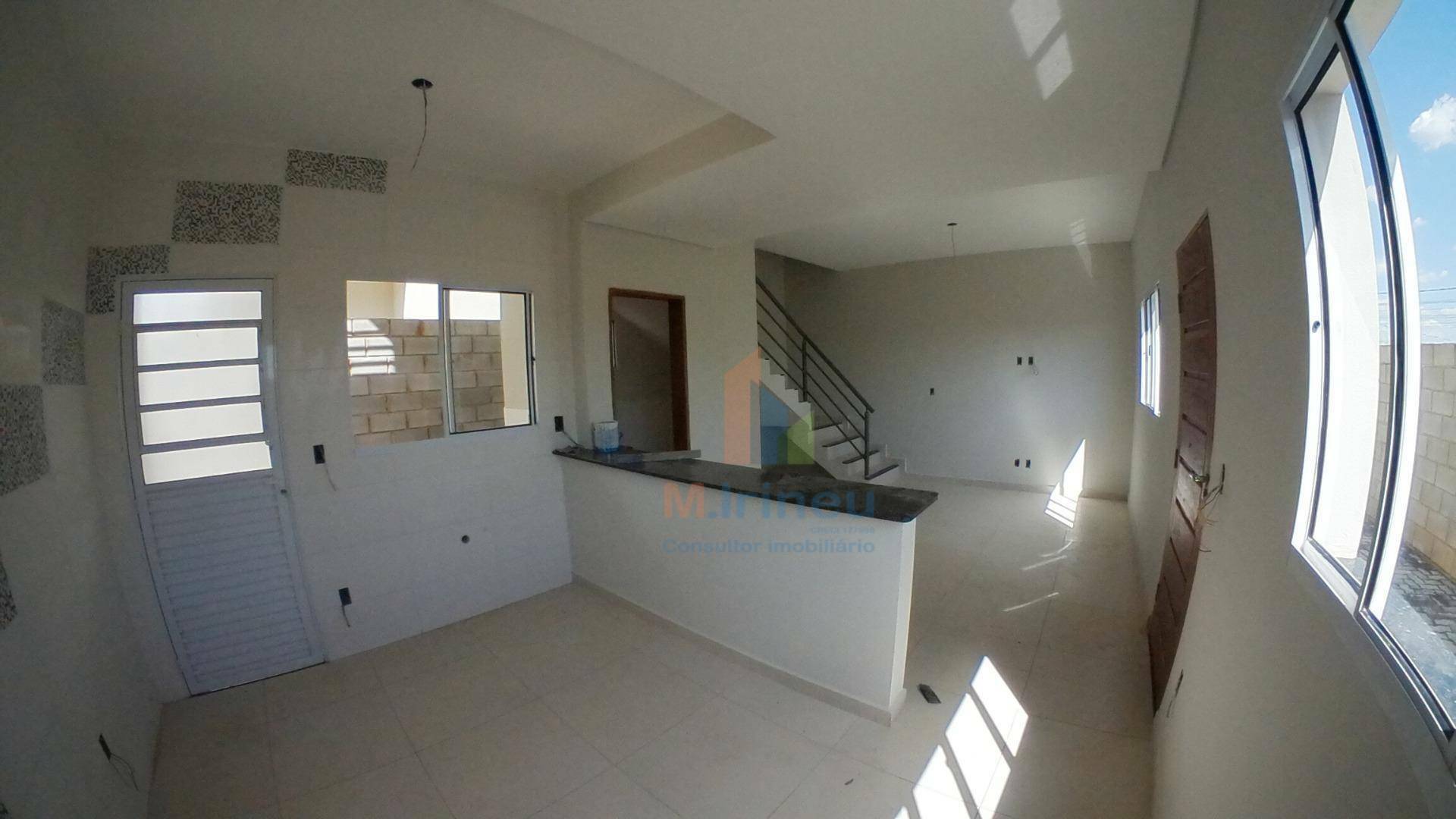 Casa à venda com 2 quartos, 70m² - Foto 3