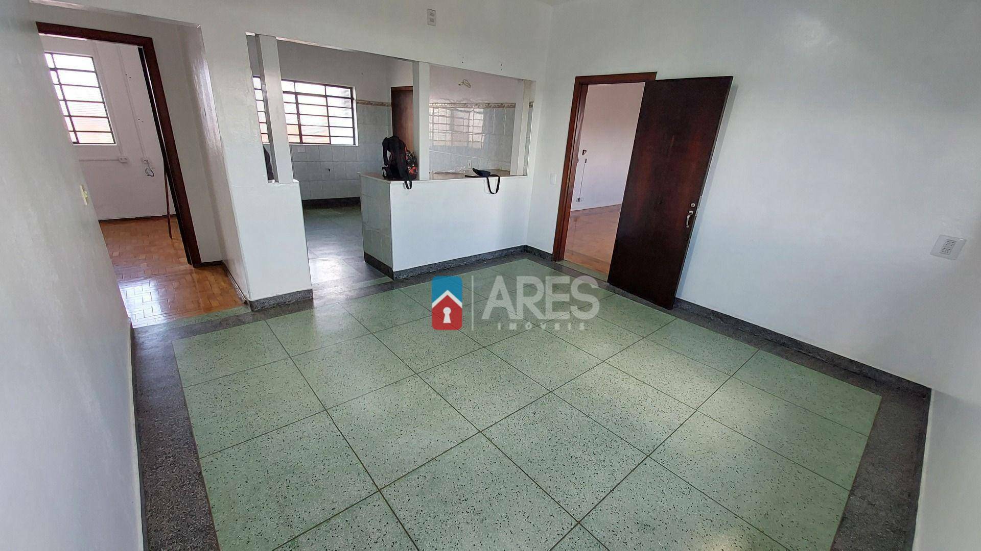 Casa para alugar com 4 quartos, 220m² - Foto 9