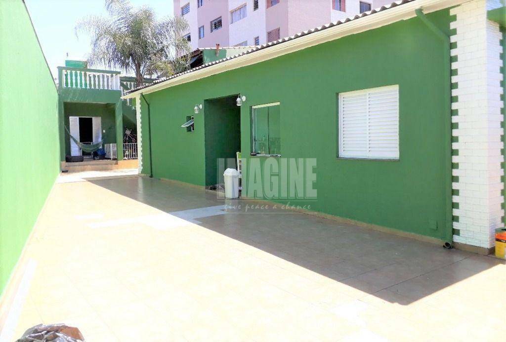 Casa à venda com 3 quartos, 220m² - Foto 3