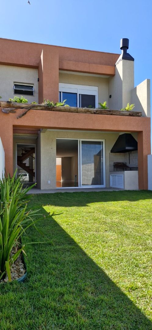 Casa à venda com 3 quartos, 125m² - Foto 1