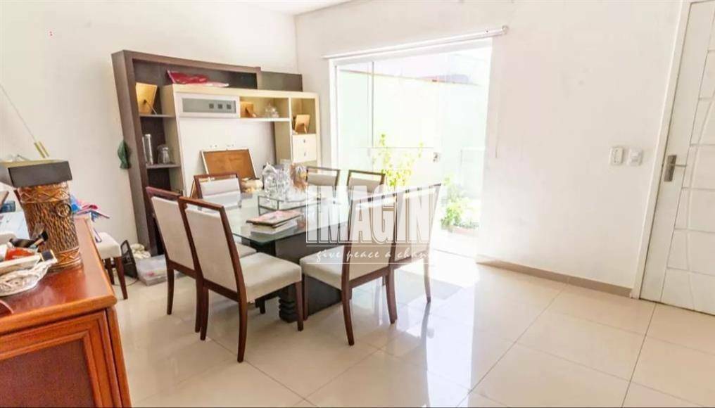 Sobrado à venda com 4 quartos, 217m² - Foto 1