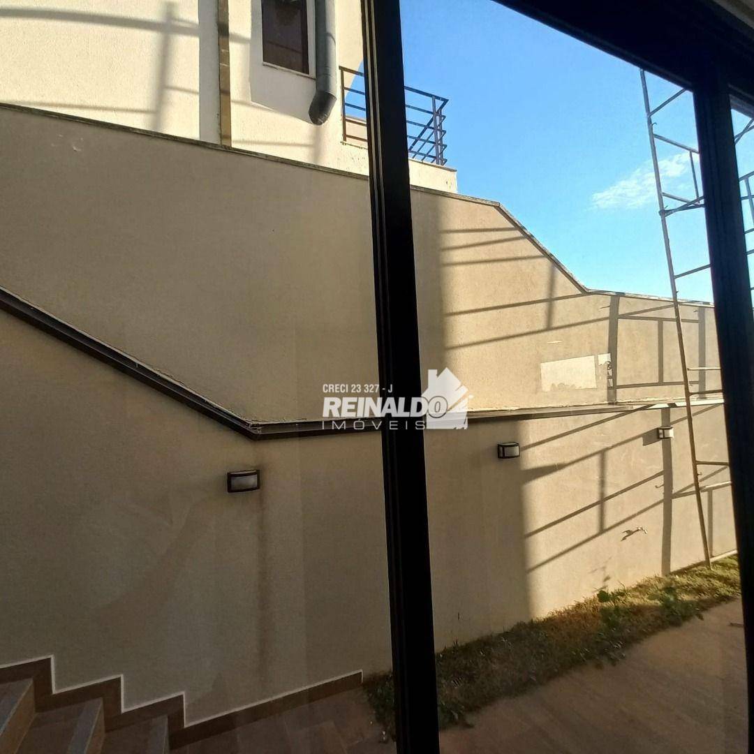 Casa à venda com 3 quartos, 250m² - Foto 4