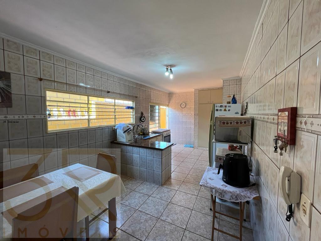 Casa à venda com 3 quartos, 180m² - Foto 4