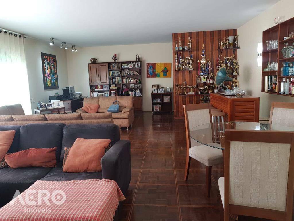 Casa à venda com 3 quartos, 316m² - Foto 8