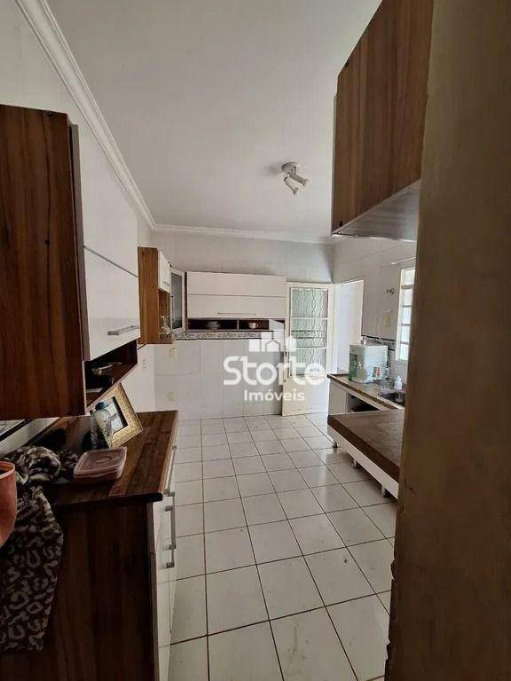 Casa à venda com 3 quartos, 220m² - Foto 5