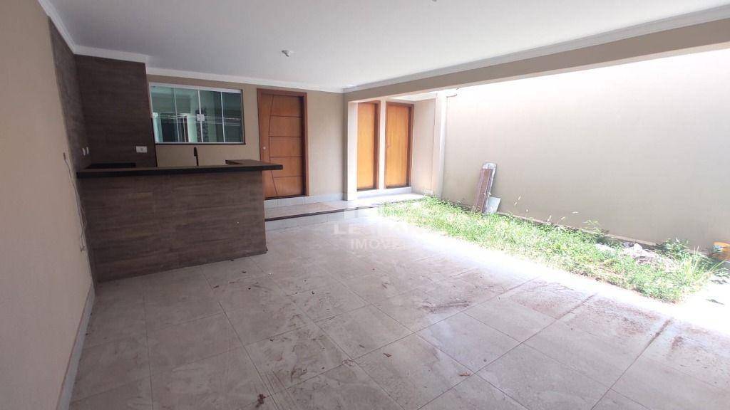 Casa à venda com 3 quartos, 122m² - Foto 1